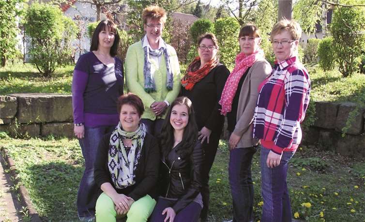 Hinten von links nach rechts: Sabine Feldt (2. Vorsitzende), Claudia Bahr (Kassiererin), Christina Dung (Schriftführerin), Nadine Schneider (Beisitzerin) und Sylvia Bienek (Elternsprecherin); vorne: Manuela Böhm (1. Vorsitzende) und Lea Lenz (Jugendsprecherin). Privat