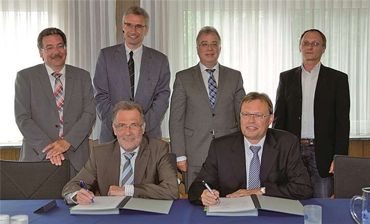 (Hinten v.r.) Kämmerer Klaus Schmitz und Technischer Beigeordneter Oliver Knaup (Euskirchen), Bürgermeister Eckhard Maack und Kämmerer Filibert Bong (Swisttal),(Vorne) Verbandsvorsteher Dr. Uwe Friedl und Betriebsleiter Christian Metze (WES).  Privat