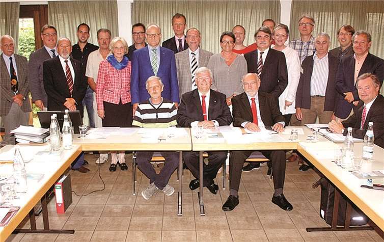Hinter Gerhard Hausen (Mitte) und den neuen Beigeordneten ) Wolfgang Plöger (l.) und Siegfried Brenke formierte sich der neue Stadtrat von Unkel. DL