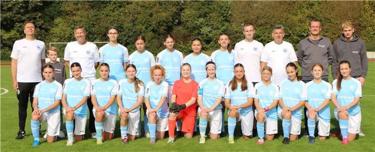 Frauen und Mädchenfußball wird in Wienau ganz groß geschrieben Hinter Reihe: Thomas Dudenhofen, Tim Hildebrandt, Valesca Dudenhofen, Elinor Schneider, Finnja Lehnert, Michelle Paitzies, Nora Reuland, Amelie Szallnas, Joshua Noll, Frank Muscheid, Klaus Hildebrandt, Jan Hildebrandt.Vordere Reihe: Zuzanna Czyz, Mia Cziudej, Mirlinda Thaqi, Michelle Paitzies, Magda Schatz, Josephine Schwank, Joelina Noll, Viola Gergert, Lilli Koss, Olivia Braukmann, Mandy Zöller, Kelly Penner. Quelle: SV Wienau