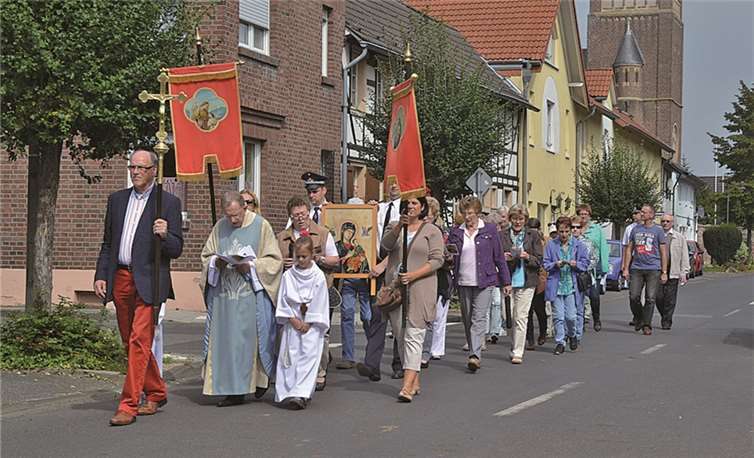 Hinter dem Marienbild zogen die Gläubigen nach Mömerzheim. WEIGERT