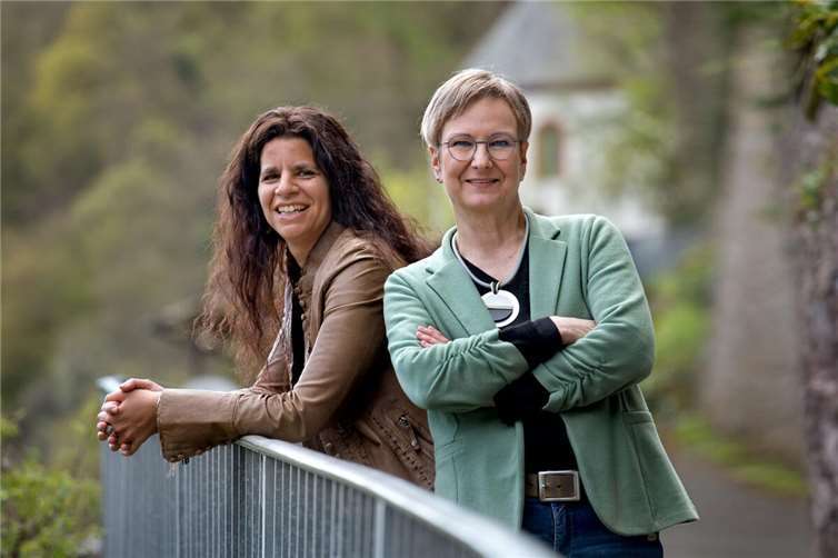 Hinter dem Pseudonym Jette Stern verbirgt sich das Autorinnenpaar Carolin Gilbaya und Ulrike Platten-Wirtz. Beide leben in Cochem an der Mosel.. Foto: Karin Scheuer