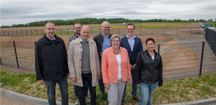 Hinter dem Regenrückhaltebecken am Ortsrand von Heimerzheim entstehen demnächst 60 Häuser im Baugebiet „Neukircher Straße“. JOST