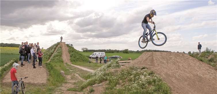 Hinter dem Sportzentrum Schornbusch haben sich 15 Jugendliche aus Rheinbach einen Traum JOST