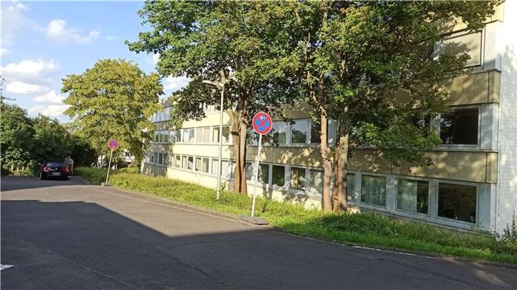 Hinter dem gut funktionierenden Rathaus in Berkum ist genügend Fläche, um einen adäquaten Anbau zu errichten. Bei dieser Lösung werden keine neuen Flächen versiegelt und die zentrale Funktion inmitten der gewachsenen Ortsstruktur bleibt erhalten; die optimale Antwort auf den Klimawandel durch Anrechnen der grauen Energie, die schon in dem vorhandenen Bauwerk steckt und nicht durch einen Neubau investiert werden muss. Foto: privat