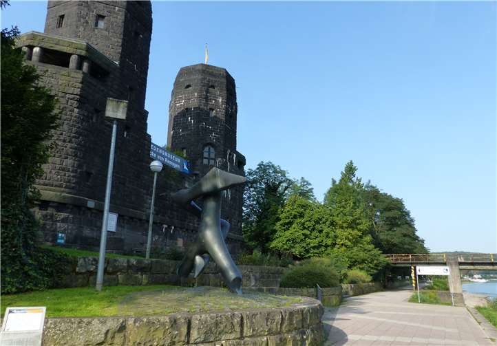 Hinter den Brückentürmen soll das Hotel zur Brücke entstehen.Foto: AB