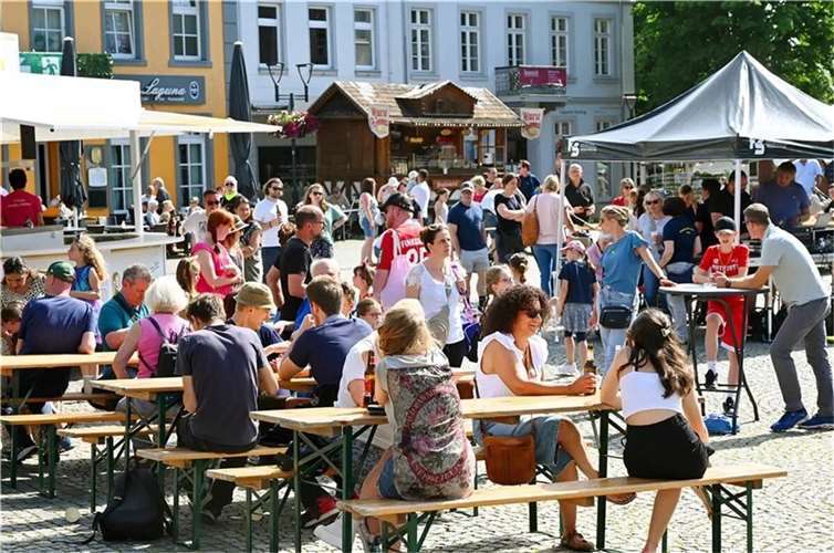 Hinter den Kulissen der Sinziger Stadtfestes muss viel organisiert werden.  Foto: Archiv RASCH