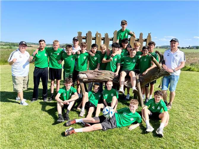 Hinter den Trainern und den 19 Jungs des FC Plaidt liegt ein ausgesprochen erfolgreiches Fußballjahr.  Foto: FC Plaidt