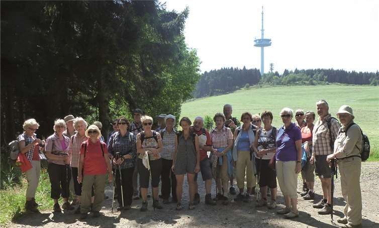 Hinter den Wanderfreunden erhebt sich der Fernsehturm Schöneberg.privat