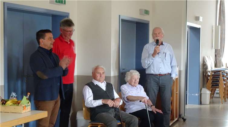 Hinter den beiden Ältesten Heinrich Fuhs und Luise Schmitz stehen (von links) der stellvertretende Bürgermeister Manfred Lütz, der OHK-Vorsitzende Hermann Menth und der Ortsvorsteher Hermann Leuning.Foto: privat