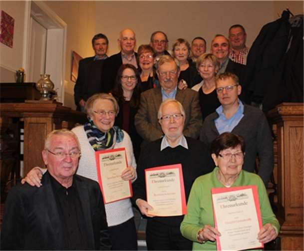 Hinter den langjährigen Mitgliedern Elisabeth Schmitz(l.), Reinhard Schneider und Margret Granderath stehen die neue Beisitzerin Martina Rohfleisch, Ehrenmitglied Paul Kunert und der neue Kassenwart Frank Götz. DL