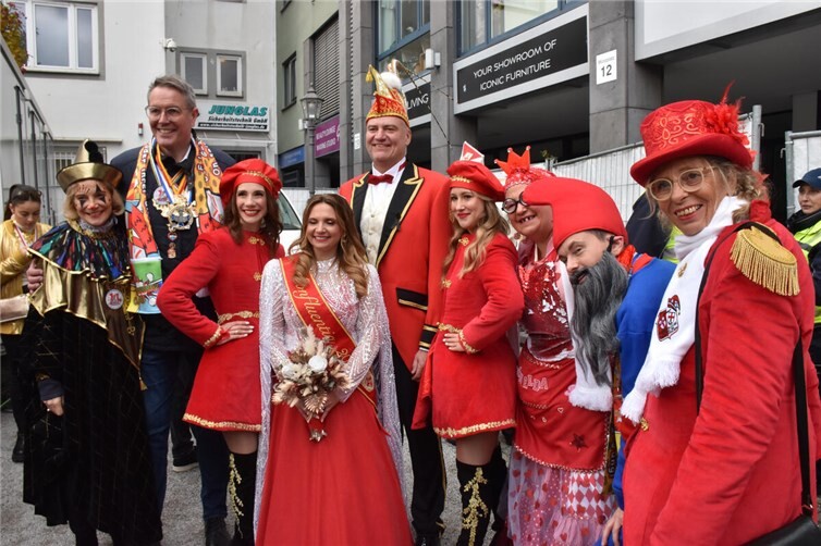 Hinter der Bühne präsentierten sich das Tollitätenpaar mit Hofstaat sowie Ministerpräsident Alexander Schweitzer (2.v.re.) und OB David Langner zweiter von rechts der Presse. Fotos: HEP