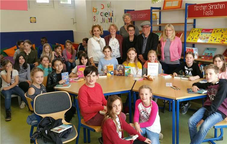 Hinter der Jury: Schulleiterin Anjo Närdemann. Die Jury bildeten v.li. Rita Schäfer, Helene Schäuble, Rosemarie Pante, Andreas Hauffe, Andrea Dörr. Vor ihnen am Tisch die Siegerinnen ab 3. v.li. Lara Schmidt, Emilia Marquardt, Felicia Tölle, Lilith Machacsek, Melina Wahl. Fotos: privat