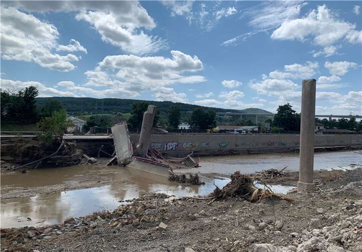 Hinter der gesprengten Brücke liegt das Gewerbegebiet Heimersheim. Viele Unternehmen sind dort von der Flut betroffen. Foto: ROB