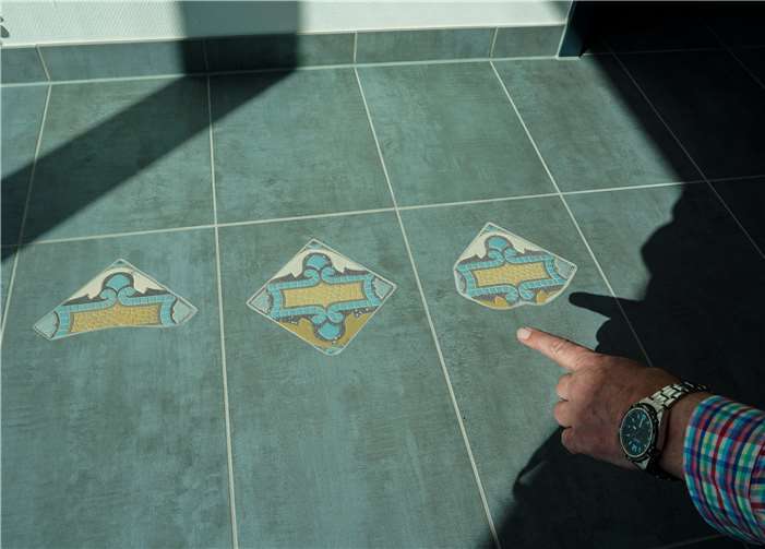 Hinter diesen Fliesenrestenverbergen sich alte Erinnerungen.