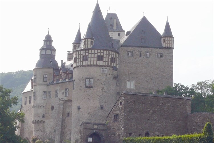 Hinter diesen Gemäuern, des altehrwürdigen Schloss Bürresheim, wird die Geschichte bei der beliebten Veranstaltungsreihe „Dichtung und Wahrheit“ lebendig. Privat