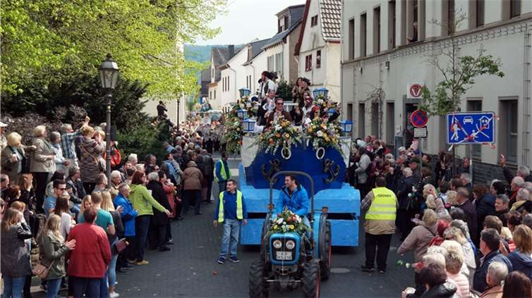 Hinter ihrer Fußgruppe, den „Pusteblumen“ folgten die Gülser Husaren mit ihrem g...