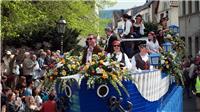 Hinter ihrer Fußgruppe, den „Pusteblumen“ folgten die Gülser Husaren mit ihrem g...