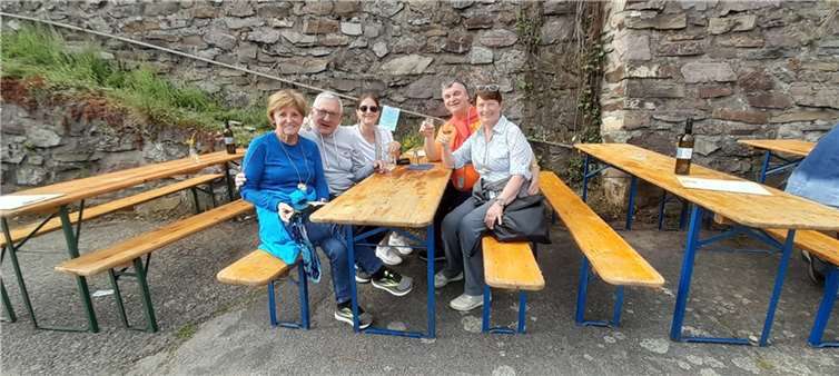 Hinter jeder Biegung waren Stände der örtlichen Winzer und Gastronomiebetriebe, die auch die Ski-Club Mitglieder zu Wein und Winzer-Schmaus einluden. Foto: privat