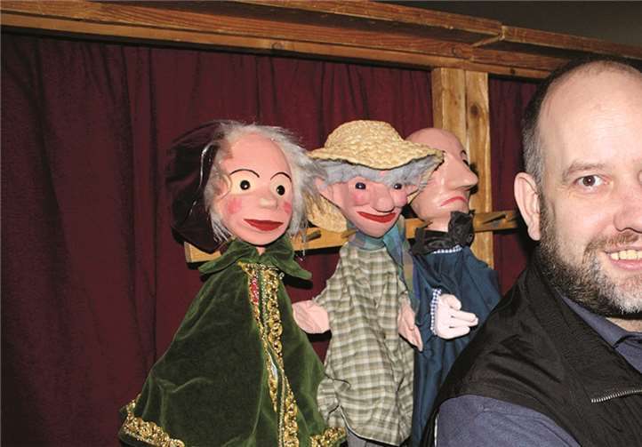 Hinter seiner kleinen Bühne bei seinen Handpuppen ist Gerd Pohl in seinem Element. DL