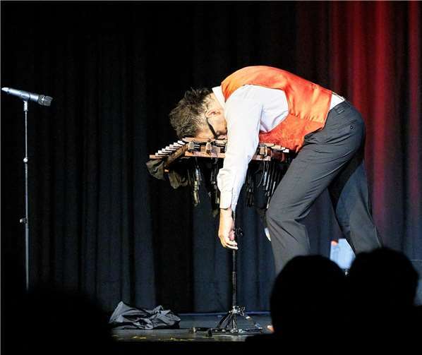 Hinter und auf der Bühne sind Kulturschaffende und Künstler zunehmend erschöpft von der langen Pandemie-Krise (hier beim Folk & Fools - Festival vor wenigen Wochen in der Stadthalle Montabaur).Fotos: privat
