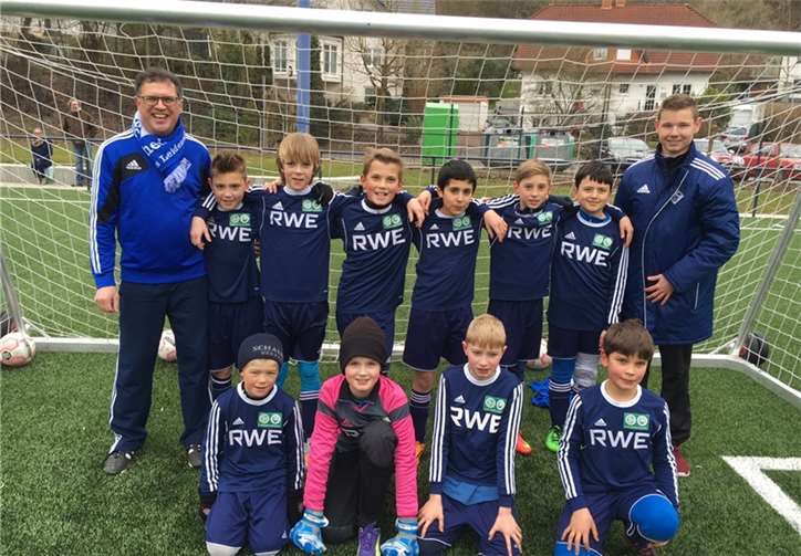 Hintere Reihe: Trainer Dieter Schmidt, Spielführer Janis Weber, Laurenz Nellner, Ben Wimmers, Jaber Bouhlal, Max Sklar, Emre Sarisik und Trainerassistent Eric Weikum; vordere Reihe: Robert Eisch, Torwart Niklas Korn, Frederik Sieglow und Peter Weiler (v.l.n.r.) .privat