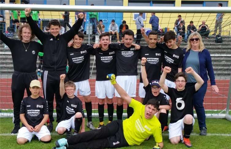 Landesschulmeister im Fußball Hintere Reihe: Trainer J. Strunk, Co-Trainer C. Forster, C. Jubelius, V. Klaes, D. Trelles-Vasquez, D. Ulita, M. Abdo, Betreuerin A. Philippi; vordere Reihe: A. Mustafa, F. Beunings, M. Kornrumpf, G. Giliberto und T. Ceylan.privat