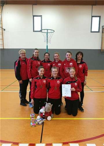 Hintere Reihe: Trainerin Heike Balmes, Finja Lyding, Lara Sonntag, Soraya Görges, Julia Breitbach, Trainerin Christiane Eichelsbacher und vordere Reihe: Maria Schmorleitz, Emilie Wilke und Laura Stadach.privat