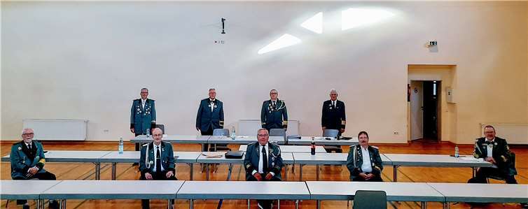 Hintere Reihe stehend v.li.: Winfried Nett - St. Hub. Gönnersdorf - Bezirksgeschäftsführer, Eugen Schmitt - St. Hub. Oberzissen - Bundesmeister, Frank Bersch - St. Hub. Oberlützingen - Bezirkskönig und Bezirkskassierer, Reinhard Hauter - St. Seb. Kell - stellv. Bundesmeister. Vordere Reihe sitzend v.li.: Rudi Rörig - St. Hub. Wassenach - ehem. Bundesmeister, Arno Degen - St. Hub. Niederzissen - stellv. Jungschützenmeister, Roland Franzen - St. Hub. Niederzissen - Bezirksschießmeister, Alois Heinzgen - St. Seb. Weibern - Bezirksjungschützenmeister, Hans Ströter - St. Hub. Niederzissen - ehem. Bundesmeister und stellv. Schießmeister.Quelle: Brohltalschützenbund