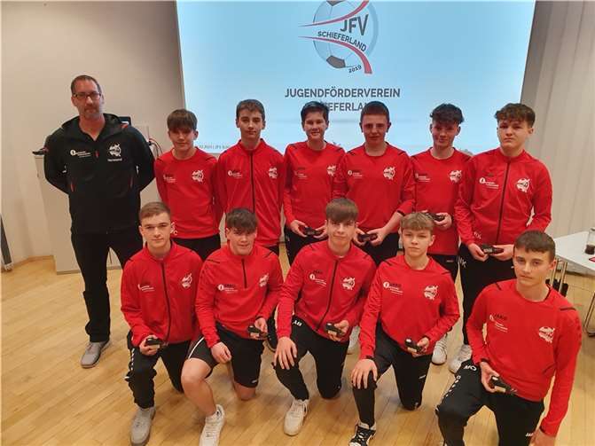 Hintere Reihe v. l.: 1. JFV-Vorsitzender Maik Groß, Dominic Christof, Phil Fiedermann, Kane Groß, Linus Jäckel, Marian Retterath, Niclas Kemler - vordere Reihe v. l.: Damian Baun, Finn Bleidt, Alexander Bons, Simon Klages, Maxim Otto. Foto: privat