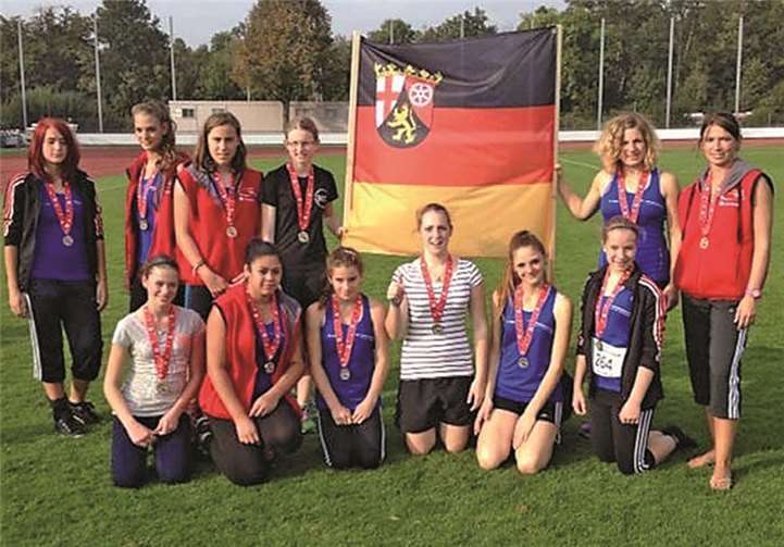 (Hintere Reihe v. l) Katja Breitbach, Jasmin Steffek, Annika Schlömer, Jana Krämer, Nele Kölsch, Betreuerin Sandra Keller; (vorne v. l) Alina Auer, Beatriz de Souza Alves, Marie Gerhardt, Samantha Choinski, Larissa Schliwinski, Diana Muster.Privat