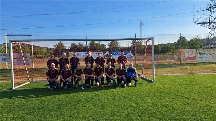 Hintere Reihe v. l.: Torsten Brehm, Thomas Retterath, Thomas Schütz, Stephan Heinzen, Werner Hoffmann, Reiner Kurth, Thomas Oligschläger.Vordere Reihe v. l.: Karl-Heinz Schöneck, Frank Buska, Thomas Falkensteiner, Hans-Georg Unkelbach, Martin Scheu, Markus Homberg, Dirk Meier u. Frank Hermann.  Foto: privat