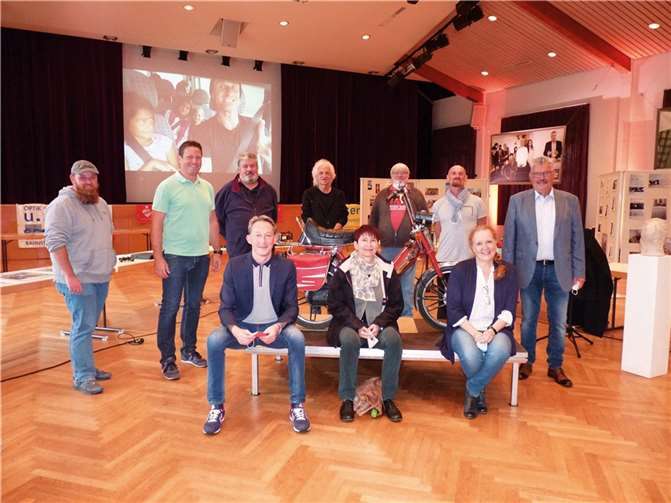 Hintere Reihe v. links: Peter Stein, Alexander Müller, Achim Grün, Reinhard Dinges, Werner Offergeld, Serge Hertrich, Hans Peter Ammel. Vordere Reihe v. links: Marc Ruland, Birgit Meyreis und Bibiana Koch-Mittler. Fotos: FRE