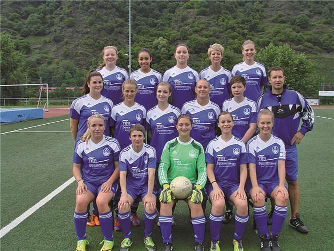 Hintere Reihe v.l: Carina Winkler, Amelie Messan, Chantal Heinzen, Nadine Feider, Isabel Lenz. Mittlere Reihe v.l: Anna Kesseler, Nicole Thomas, Katharina Werner, Franziska Ebstein, Daniela Adams, Frank Hompes. Sitzend v.l: Victoria Raab, Jenny Rohr, Laura Leiwen, Vanessa Boos, Michaele Maibauer.privat