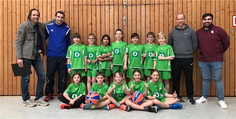 (Hintere Reihe v.l.): Dr. Thomas Hellwig (Akademischer Direktor Universität Koblenz-Landau, Campus Koblenz, Institut der Sportwissenschaft), Florian Stein (Lehrbeauftragter der Universität Koblenz-Landau, Campus Koblenz, Institut der Sportwissenschaft & Lehrer der Pfarrer-Bechtel-Grundschule in Mendig), Dilara Bülbül, Nils Kahl, Hanieh Jafari, Lukas Lenz, Janis Korn, Tim Kahl, Laurenz Remer, Dennis Schwerdt (Sportstudent an der Universität Koblenz-Landau, Campus Koblenz), Adib Acar (Student an der Universität Koblenz-Landau, Campus Koblenz & Mitarbeiter der Pfarrer-Bechtel-Grundschule in Mendig); (vordere Reihe v.l.): Mia Torinus, Jannis Otto, Paul Lamack, Lena Börder, Eva Mintenig. privat