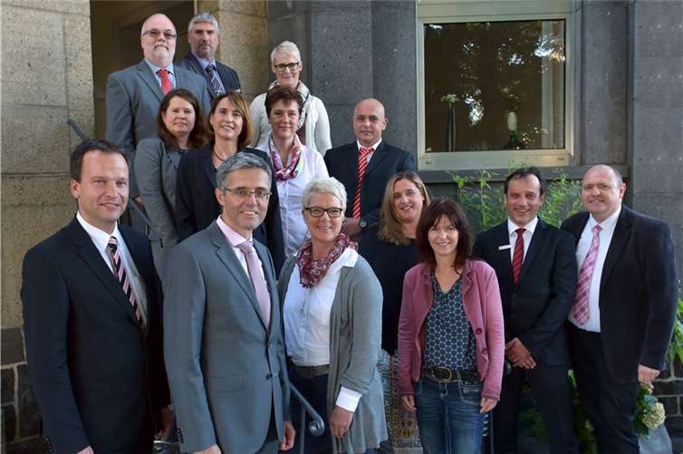 Hintere Reihe (v.l.) Edgar Zavelberg, Kurt Schmitz, Sandra Endres; mittlere Reihe (v.l.) Doris Kölzer, Anja Hammes, Ellen Brohl-Pauken, Andreas Kölzer; vorne (v.l.) Christoph Weitzel, Karl-Josef Esch, Martina Maur, Anja Karbaumer, Sabine Groß, Frank Mörsch und Ralph Künzel. ksk Mayen