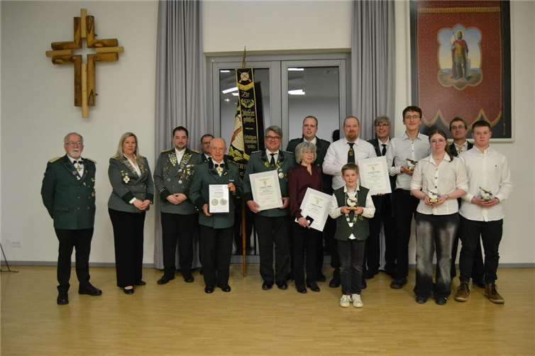 Hintere Reihe v.l.: Fähnrich Peter Ens, Fabian Langen, Brudermeister Wilhelm Langen, mittlere Reihe v.l.: Ehrenbrudermeister Wilhelm Ippendorf, 1. stv. Bundesmeisterin Nadine Wilke, 1. stv. Schießmeister Thorsten Delfs, Friedel Reinartz, Michael Warning, Karola Schmitt, Marcel Bachem, Mads Magnussen, 2. Brudermeister Karl-Heinz Theisen, vordere Reihe v.l.: Max Crampen, Amelie Richter, Lukas Richter  Foto: privat