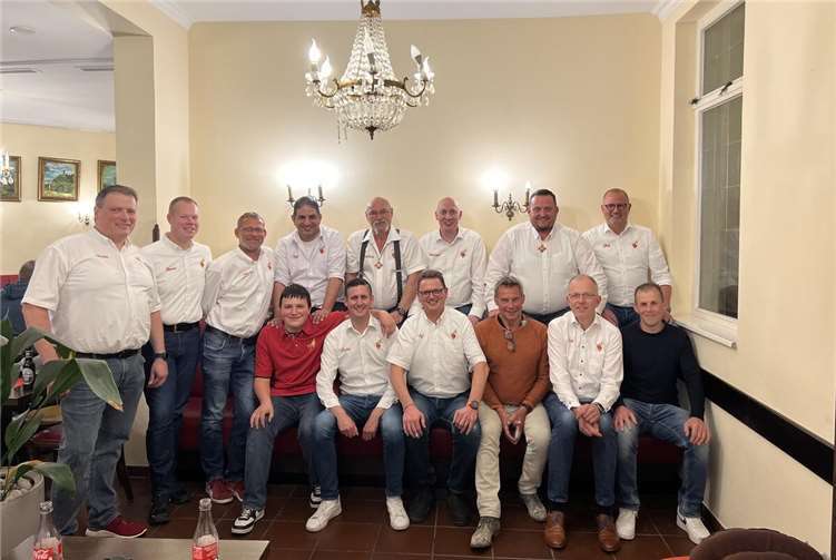 Hintere Reihe v.l.: Michael Degen, Dennis Wester, Markus Mollberg, Björn Profitlich, Friedhelm Trapp, Michael Westhofen, Andreas Salz, Jörg Kahlert. Vordere Reihe v.l. Max Degen, Stefan Unkel, Markus Paffhausen, Uwe Schietzold, Thorsten Brandt, Ralph Mohr.  Foto: Jörg Kahlert