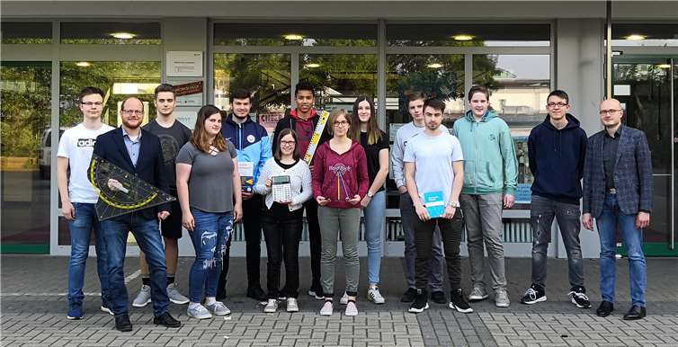 (Hintere Reihe v.l.:) Michael Müller, Lucas Rossel, Benjamin Kohl, Nico Banks, Leonie Sonntag, Sebastian Haungs, Conner Cordruwisch, Kevin Zirwes, Kursleiter Matthias Prill, (vordere Reihe v.l.:) Schulleiter Johannes Arnold, Cecilia Ehrlichman, Anna Traupe, Johanna Pauschert und Ruben Sidon. Foto: privat