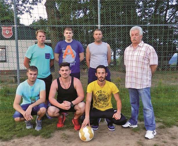 Hintere Reihe v.l.: Moritz Müller, Maik Bauer, Sadat Salihu und Walter Porz (Trainer); vordere Reihe v.l.: Sven Schmitz, Arlind Salihu, Arbnor Salihu.privat