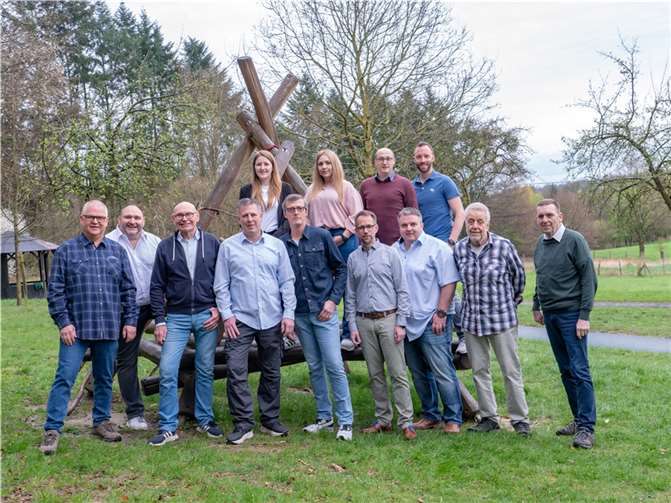 Hintere Reihe (v.l.): Simone Freund, Vera Wagner, Jonas Sefrin, Wilhelm Freund; vordere reihe (v.l.): Martin Helbich, Holger Klein, Wolfgang Klein, Thomas Rauschenberger, Bernd Seuser, Torsten Kurz, Sven Stühn, Klaus Rauschenberger, Joachim Hein. Es fehlen: Martin Kutscher, Bernd Krafczyk und Thomas Schmidt  Foto: privat