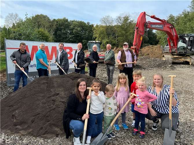 Hintere Reihe v.li. Michael Schmitt (WWB), Rolf Scheyer (Beigeordneter Stadt Dierdorf), Patrick Hahn (Architekt Böhm & Hahn), Thomas Vis (Stadtbürgermeister Dierdorf), Berthold Böhm (Architekt Böhm & Hahn), Landrat Achim Hallerbach und Ulrich Schreiber (1. Beigeordneter der Stadt Dierdorf). Vordere Reihe v.li. Kitaleiterinnen Fabienne Jestel und Jara Peters mit Kindern aus der Kita Holzbachfrösche.  Foto: Martin Boden/Kreisverwaltung Neuwied