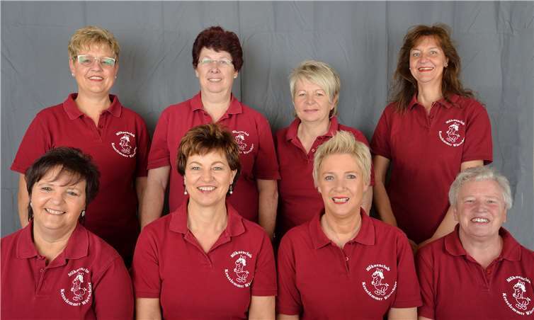 Hintere Reihe v.li. Schriftführerin Elke Heber, 1. Kassiererin Irene Perschke, Geschäftsführerin Ute Vogel und 2. Kassiererin Elke Schüller. Vordere Reihe v.li. Präsidentin Doris Mendyka, 1. Vorsitzende Martina Piroth, 2. Vorsitzende Andrea Windheuser und Beisitzerin Marie Theres Zepp.privat