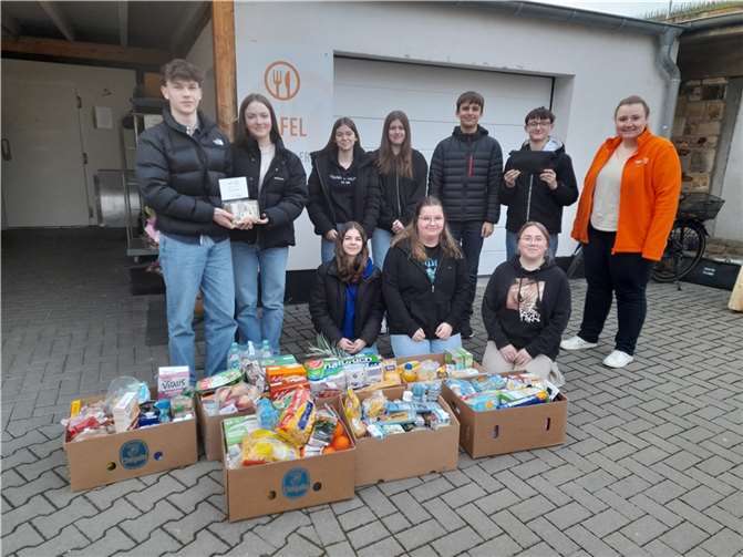 Hintere Reihe v.li. Tobias Deuster, Paula Deuster, Emmi Schüller, Katharina Nett, Lennard Hartung und Elias Glamocak sowie vorne kniend v.li. Christina Wingender, Laura Schier und Saskia Beunings. Foto: Svetlana Wingender