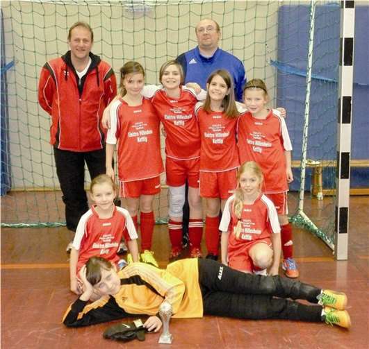 Hintere Reihe v.li.: Trainer Holger Damman, Lara Schaback, Melina Ruckes Betreuer Jörg Ruckes, Hannah Hommer, Hanna Füller, vorderer Reihe v.li.: Stella Schaback, liegend Diana Lepp, Larissa Pernutz. privat