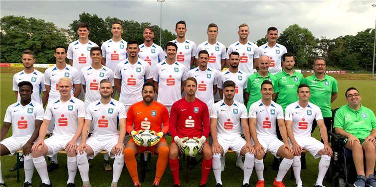 Hintere Reihe (v.li.n.re.): Niklas Ternes, Michael Rönz, Patrick Birkner, Christian Wiersch, Christoph Rönz, Daniel Dohmen, Malte Wedemeyer. Mittlere Reihe (v.li.n.re.): Daniel Aretz, Niklas Kuhn, Moritz Wolf, Jan Henrich, Jonas Lauer, Kevin Dimmel, Majdi Mahmut, Torwarttrainer Werner Kohl, Co-Trainer Michael Steiner, Trainer Michel Maur. Vordere Reihe (v.li.n.re.): Fadou Ouro-Djeri, Christoph Fritsch, Jeremy Heyer, Patrick Guthardt, Michael Wall, Maurizio Reinhardt, Yannick Schmidt, Christian Scheu, Fanbeauftragter Stefan Zeidan. to: SG Mülheim-Kärlich