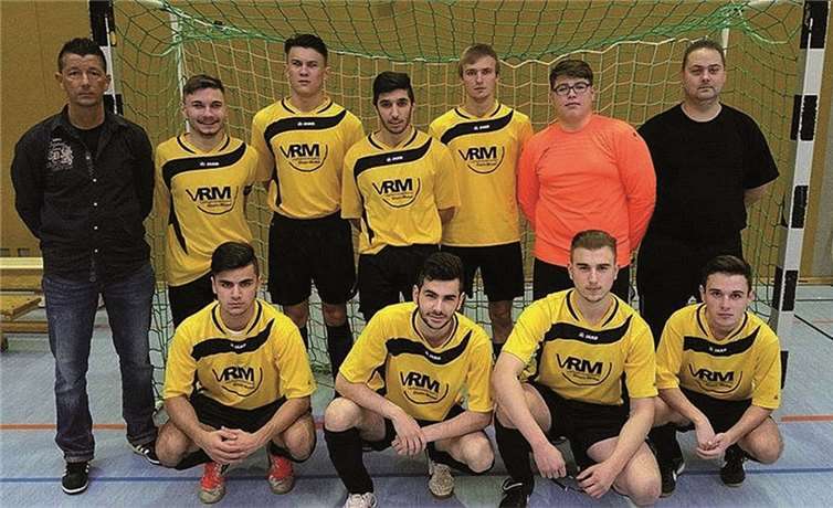 Hintere Reihe (v.li.n.re.): Sascha Sieburger (Trainer), Adrian Schefezyk, Ewgeny Karnauschenko, Diyar Gökce, Christian Engelmann, Timo Haut, Markus Lepiorz (Betreuer). Vordere Reihe (v.li.n.re.): Semih Comoglu, Abdulgani Erkoc, Serkan Sel, Yannic Deutsch. privat