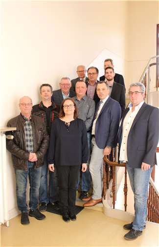 Hintere Reihe v.l.n.r.: Oberbürgermeister Peter Labonte, Fachbereichsleiter Thomas Becher, Fachbereichsleiter Peter Ring, Leiter des Service-Centers Patrick Reiss Mittlere Reihe v.l.n.r.: Arno Aßmann, Norbert Uhrmacher, Jens Wagner, Marc Klaßmann (Personalrat), Michael Naß (Fachgebiet Personal)Vordere Reihe v.l.n.r.: Wolfgang Brauner, Susanne Mross. Foto: Alexandra Schäfer/Stadtverwaltung Lahnstein