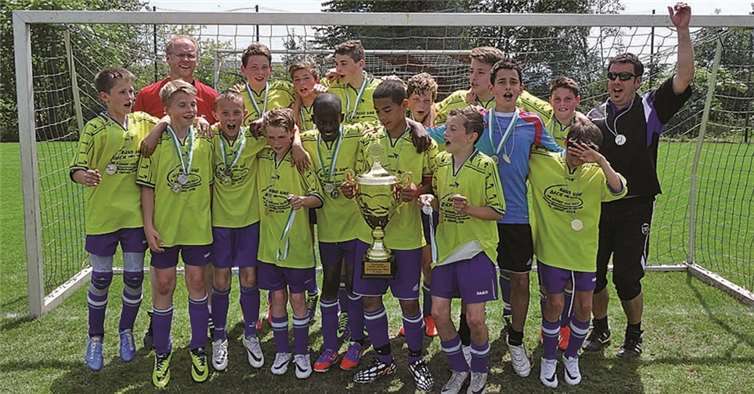 Hintere Reihe v.l.n.r.: Peter Nickels (TR), Jonas Münster, Finn Scheid, Leon Probst, Louis Beth, Paul Straub, Dogukan Sahin, Leo Görgen, Marc Straub (TR). Vordere Reihe v.l.n.r.: Marcel Utz, Louis Brand, Even Podceka, Vitus Reis, Joseph Adebayo, Timo Wollny (C), Max Schumacher und Marius Nickels. privat