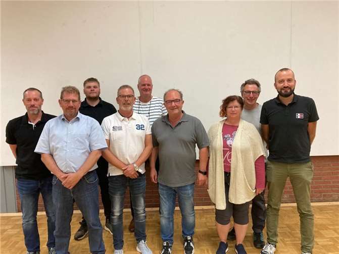 Hintere Reihe (v.l.n.r.): die Beisitzer Christian Schwark, Christian Sperber und Dieter Schürheck. Vordere Reihe (v.l.n.r.): Beisitzer Gregor Holzhäuser, Kassierer Peter Mahlberg, 2. Vorsitzende Norbert Höckendorf, 1. Vorsitzende Walter Schneider, Beisitzerin Conny Schürheck und Schriftführer Christian Breuer.  Foto: KGO